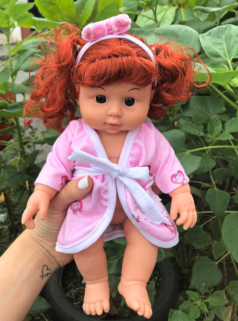 Bebe con salida de baño y accesorios
